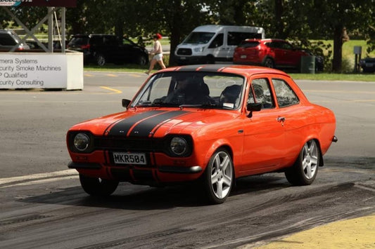 KERRY BAKER FROM NZ, ON TRACK IN HIS MK1 ESCORT! 😃